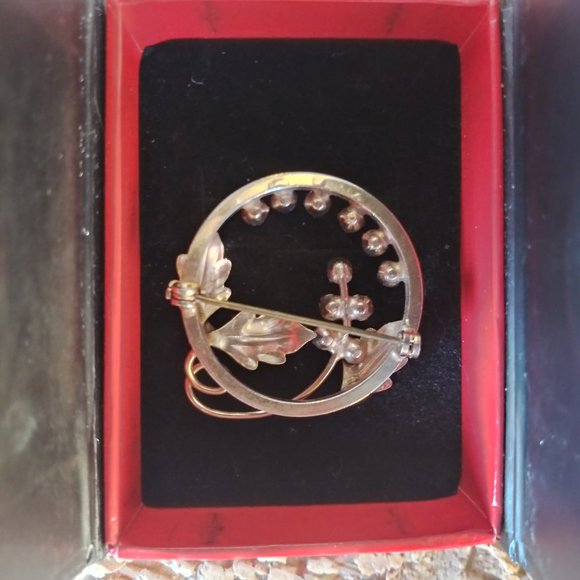 Vintage Gold Toned Grapevine Brooch Pin with Rhinestone Emeralds - Picture 2 of 4